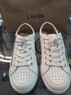 Taos Footwear White Leather Lace-Up Sneakers for Women